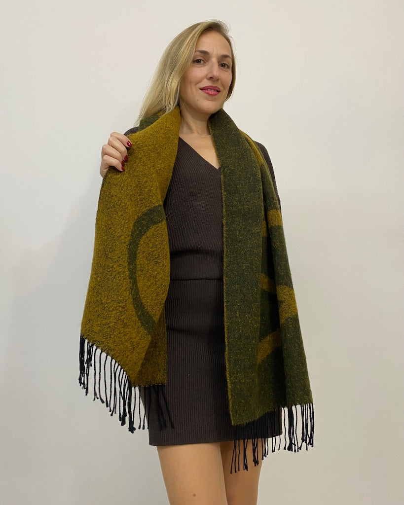 VICOLO ART. AS0124 Sciarpa con Frange e Logo Vicolo VICOLO ART. AS0124 Sciarpa con Frange e Logo Vicolo